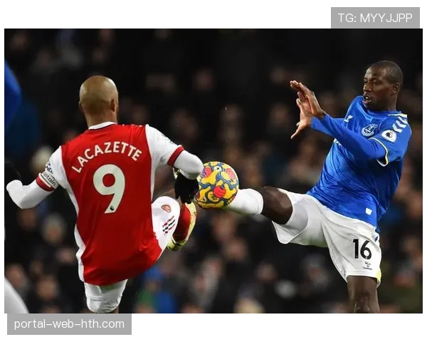 现场通讯：埃弗顿公园球场，勒温头球摆渡，杜库雷后排插上完成射门